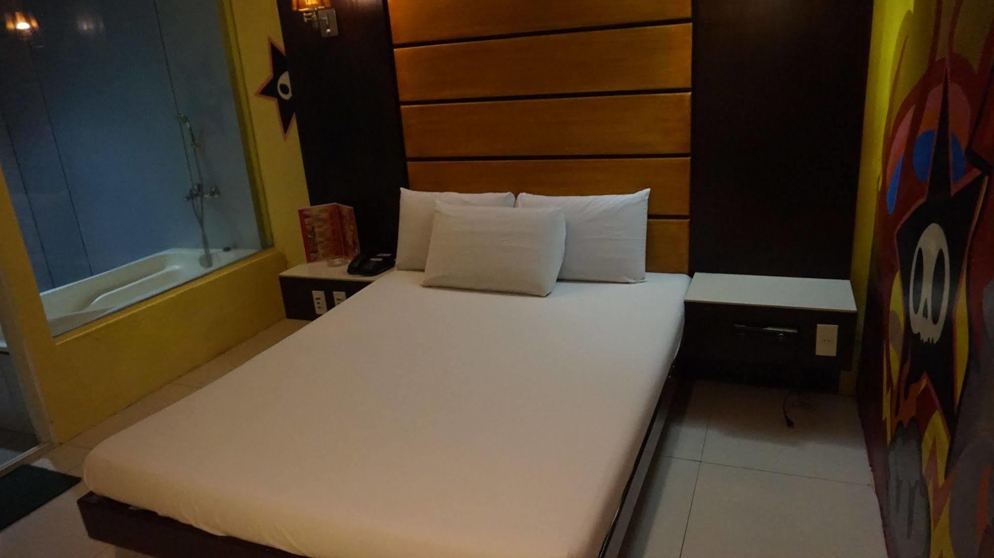 Harts Hotel-Quezon City Cidade Quezon Exterior foto