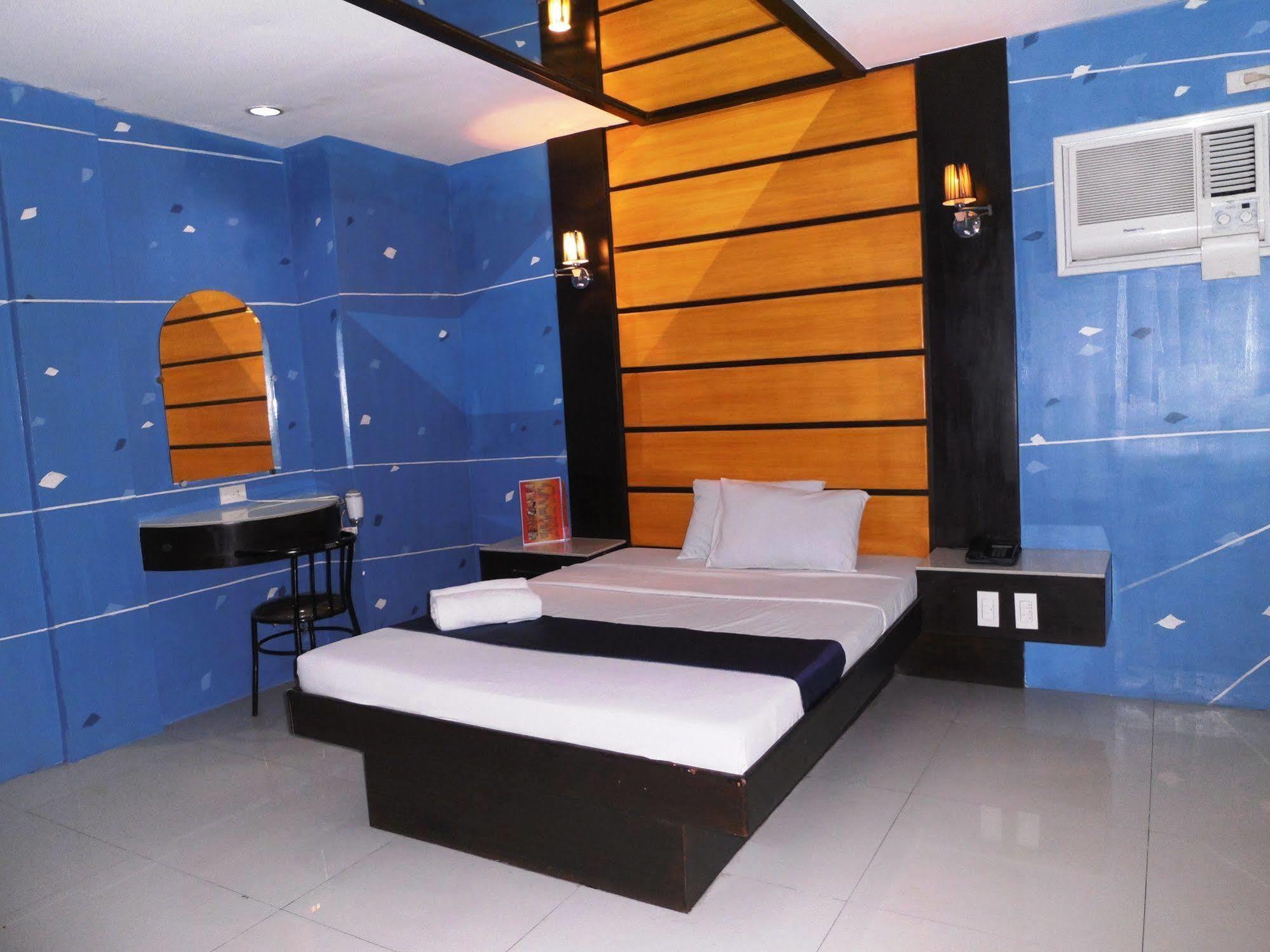 Harts Hotel-Quezon City Cidade Quezon Exterior foto